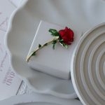 سنجاق سینه رز قرمز