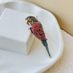 سنجاق سینه طوطی